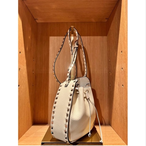Valentino Rockstud Bucket crossbody bag💋 - Picture 2 of 10